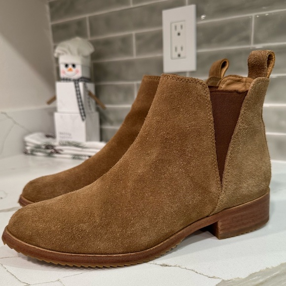 Nisolo Eva Everyday Chelsea Boots. Women’s size 6 M. Color Taupe Suede. - Picture 2 of 11